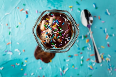 勺子旁边杯子里的冰淇淋